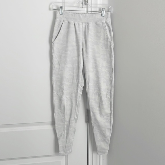 Alphalete Surface Expanse Camo Jogger Leggings Size Small - Picture 1 of 6